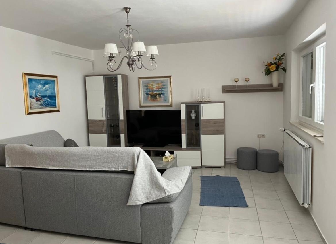 Apartments Lili Сен Екстериор снимка