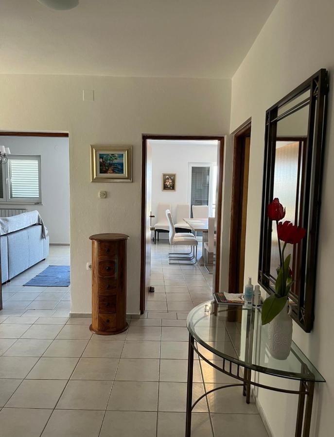 Apartments Lili Сен Екстериор снимка