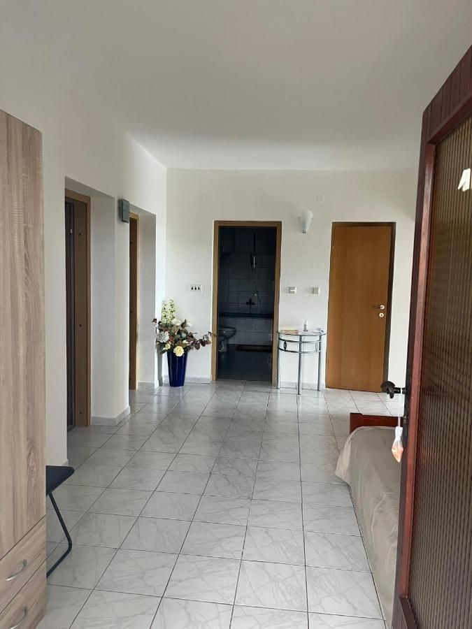 Apartments Lili Сен Екстериор снимка