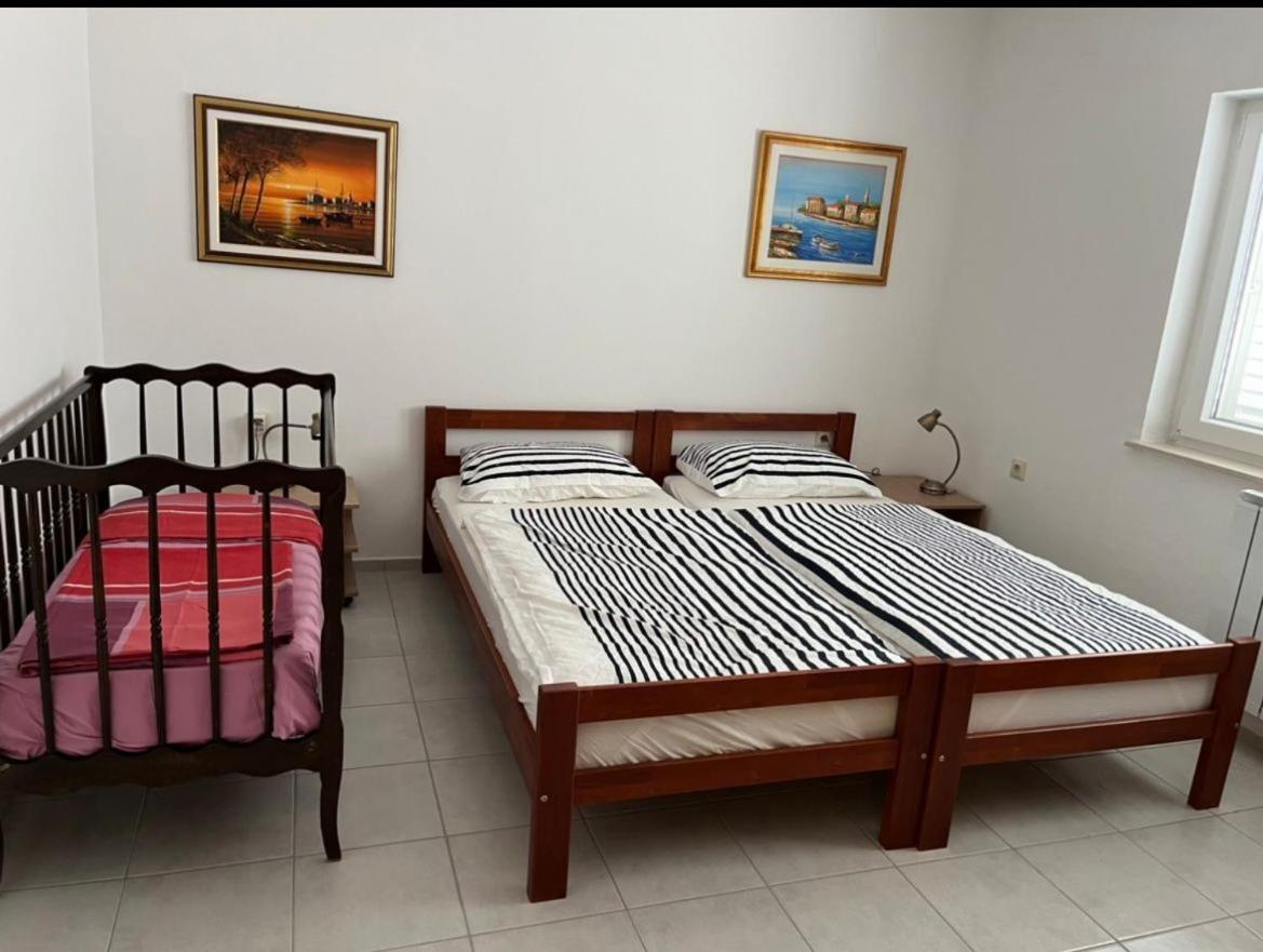 Apartments Lili Сен Екстериор снимка