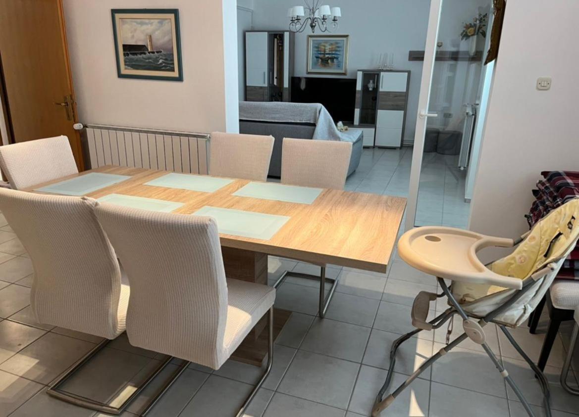 Apartments Lili Сен Екстериор снимка