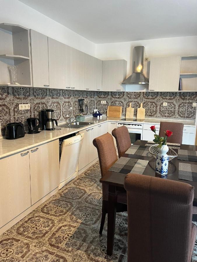 Apartments Lili Сен Екстериор снимка