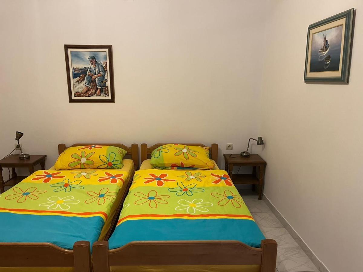 Apartments Lili Сен Екстериор снимка