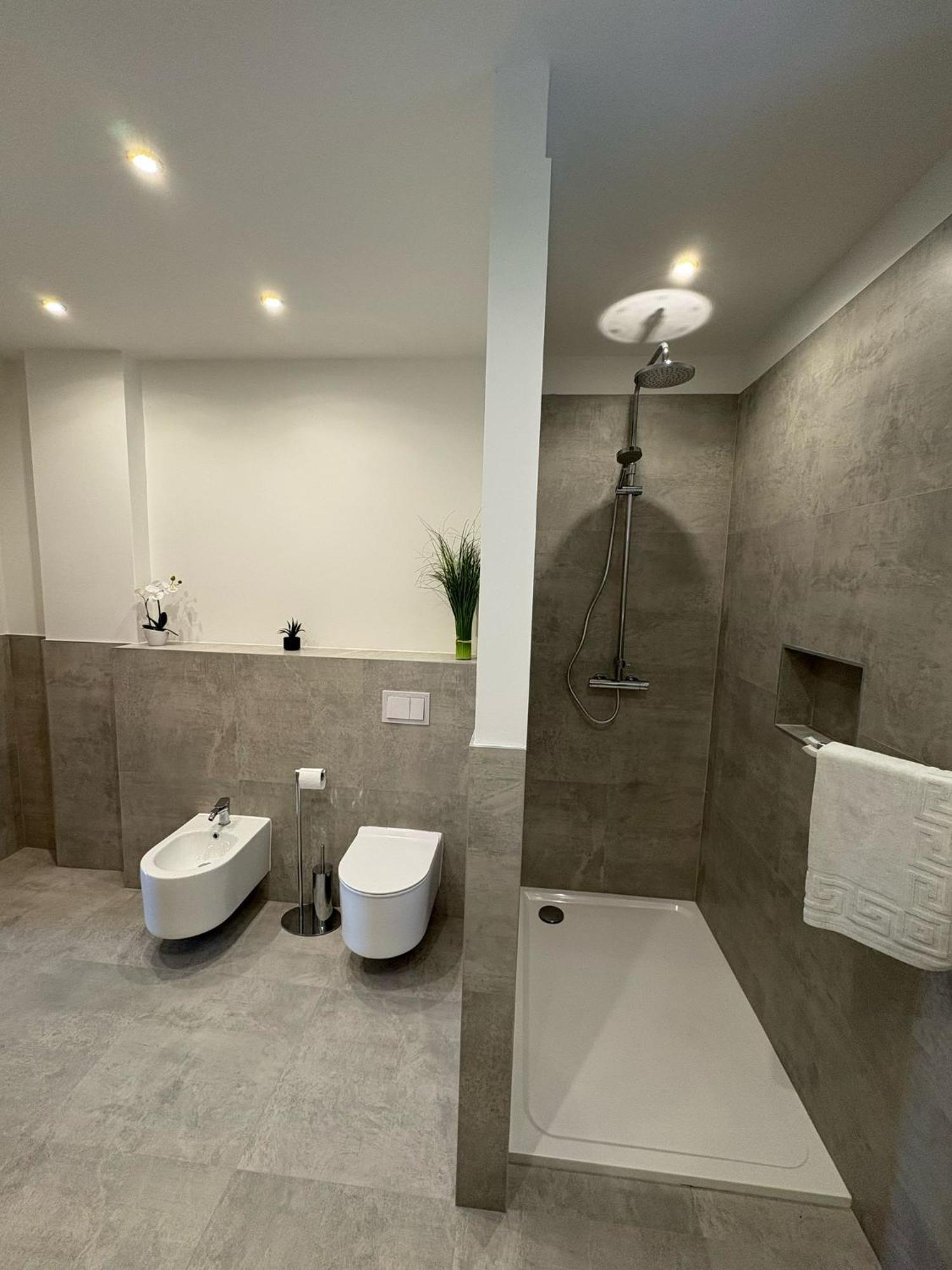 Apartments Lili Сен Екстериор снимка