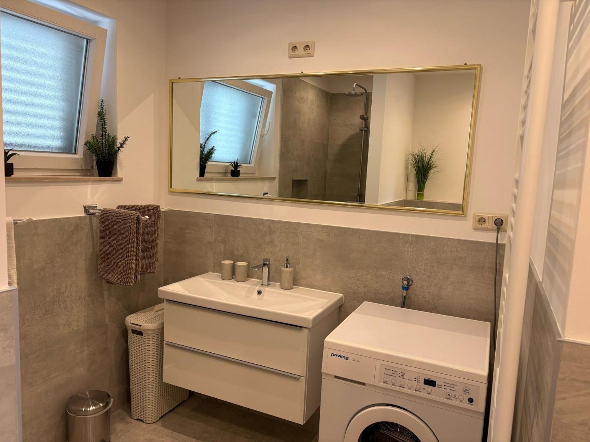Apartments Lili Сен Екстериор снимка