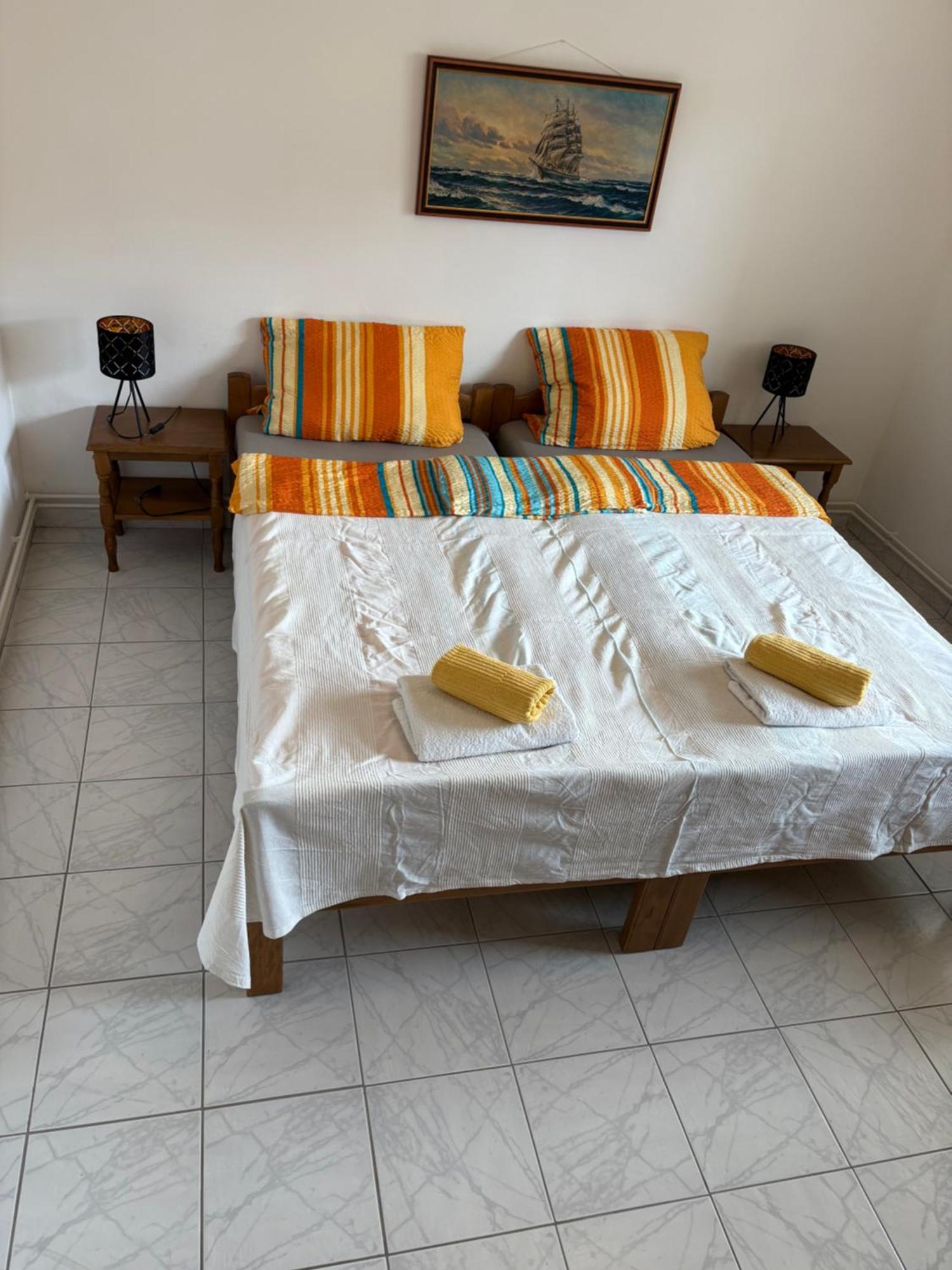 Apartments Lili Сен Екстериор снимка